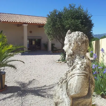 Lamanderie En Provence Bed & Breakfast